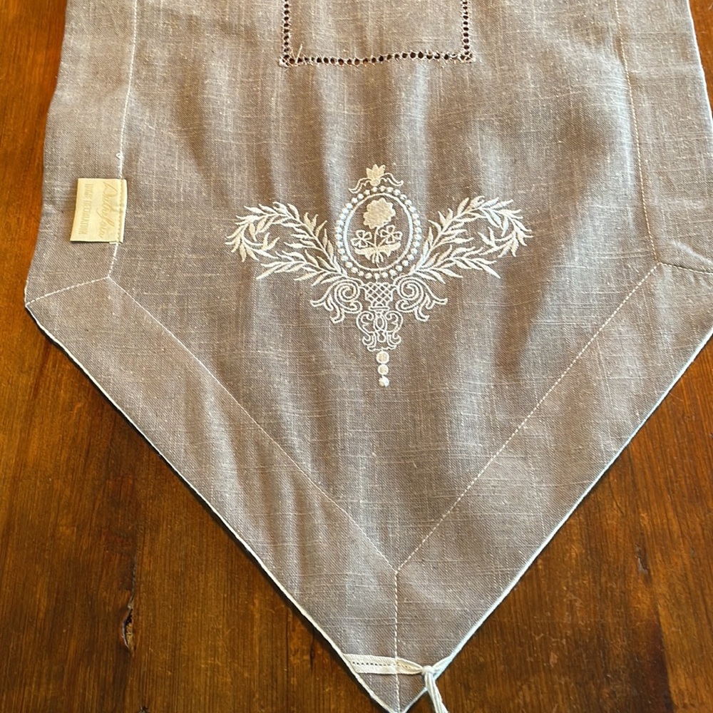 Table Runner - Picture 4 of 6